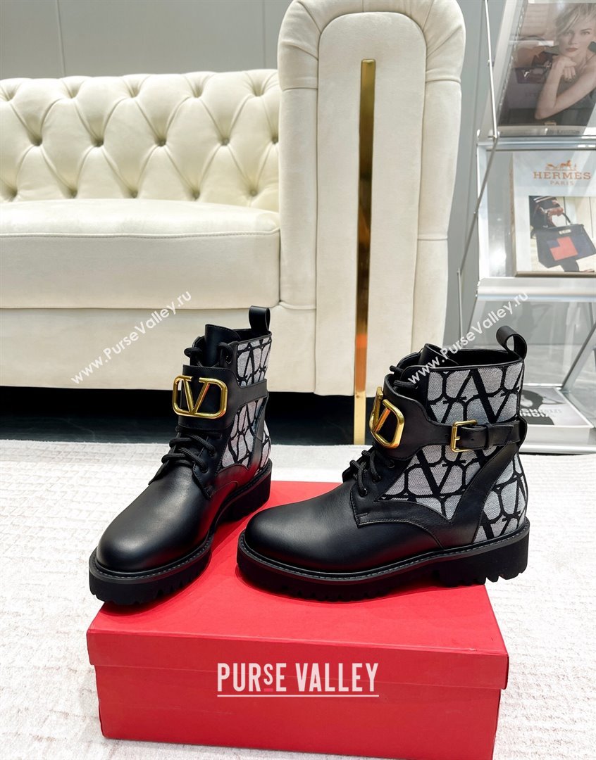 Valentino VLogo Signature Combat Ankle Boots in Calfskin and Toile Iconographe Fabric Black/Grey 2023 VLTN08284 (XL-230910122)