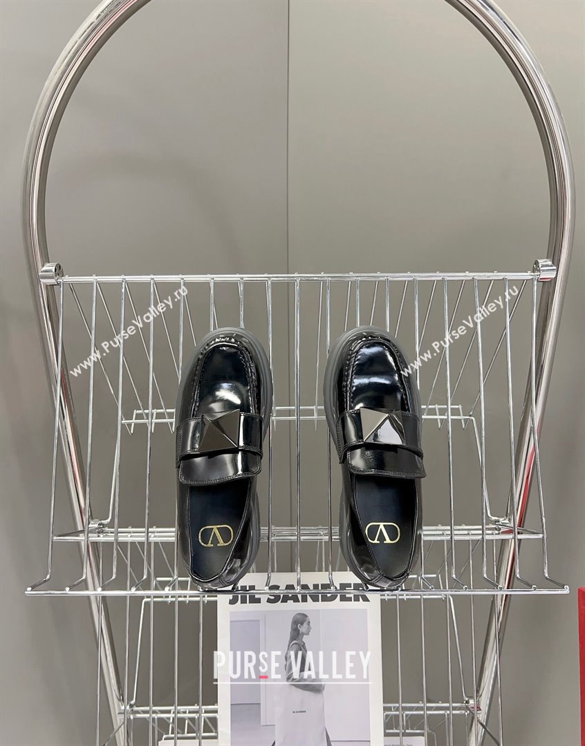Valentino One Stud Loafers in Calfskin Black 2023 VLTN09113 (MD-230910126)