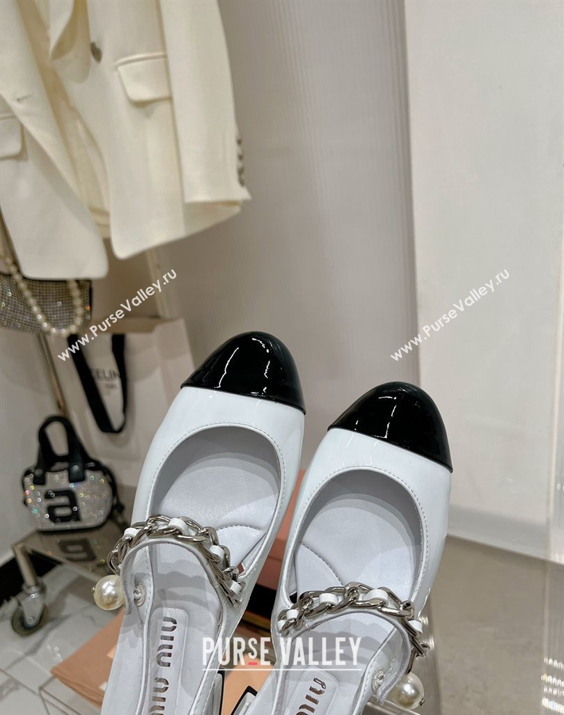 Miu Miu Slingback Flat in Patent Calfskin with Chain and Pearl White/Black 2023 (ZN-231214002)