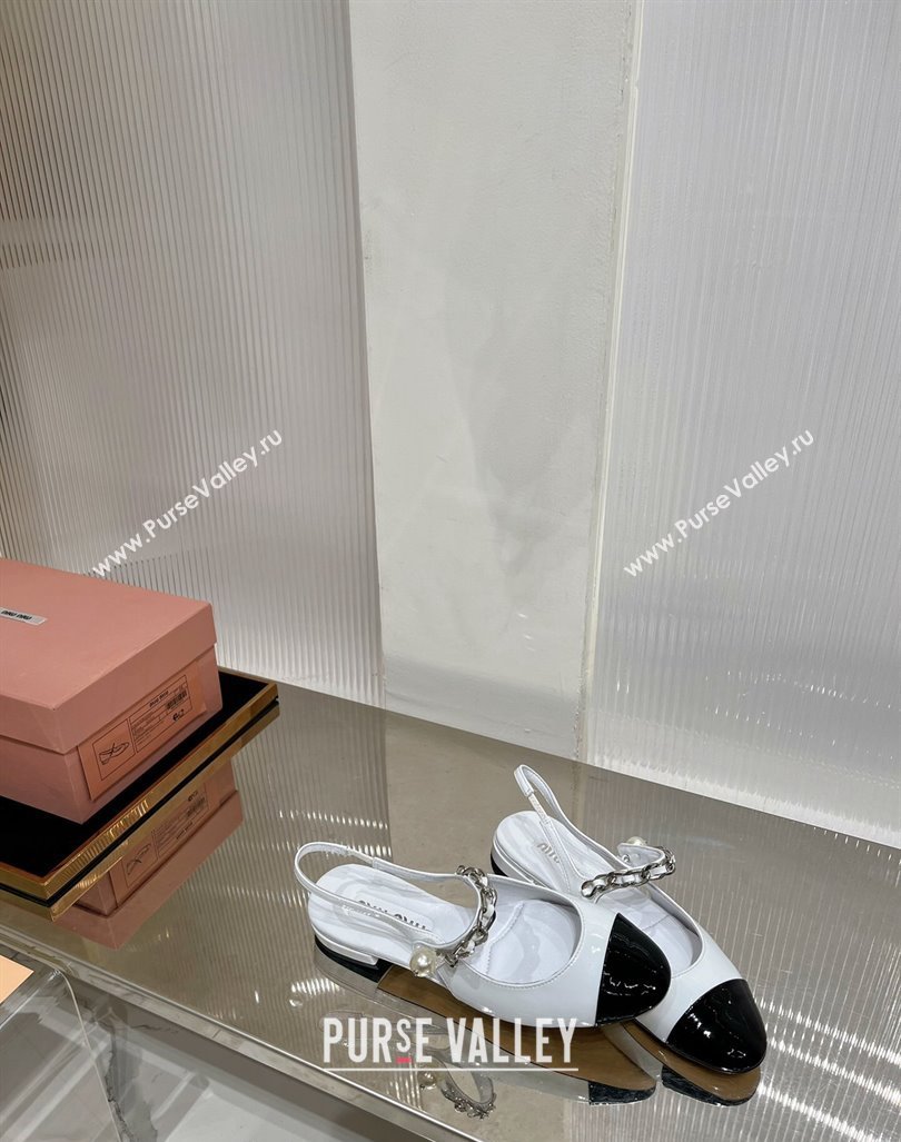 Miu Miu Slingback Flat in Patent Calfskin with Chain and Pearl White/Black 2023 (ZN-231214002)