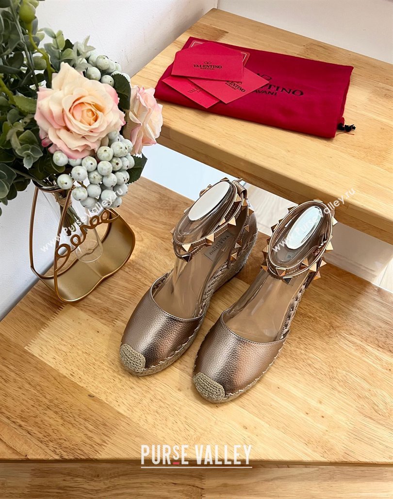 Valentino Metallic Grained Leather Rockstud Wedge Pumps 9.5cm Rose Gold 2024 0125 (HB-240125076)