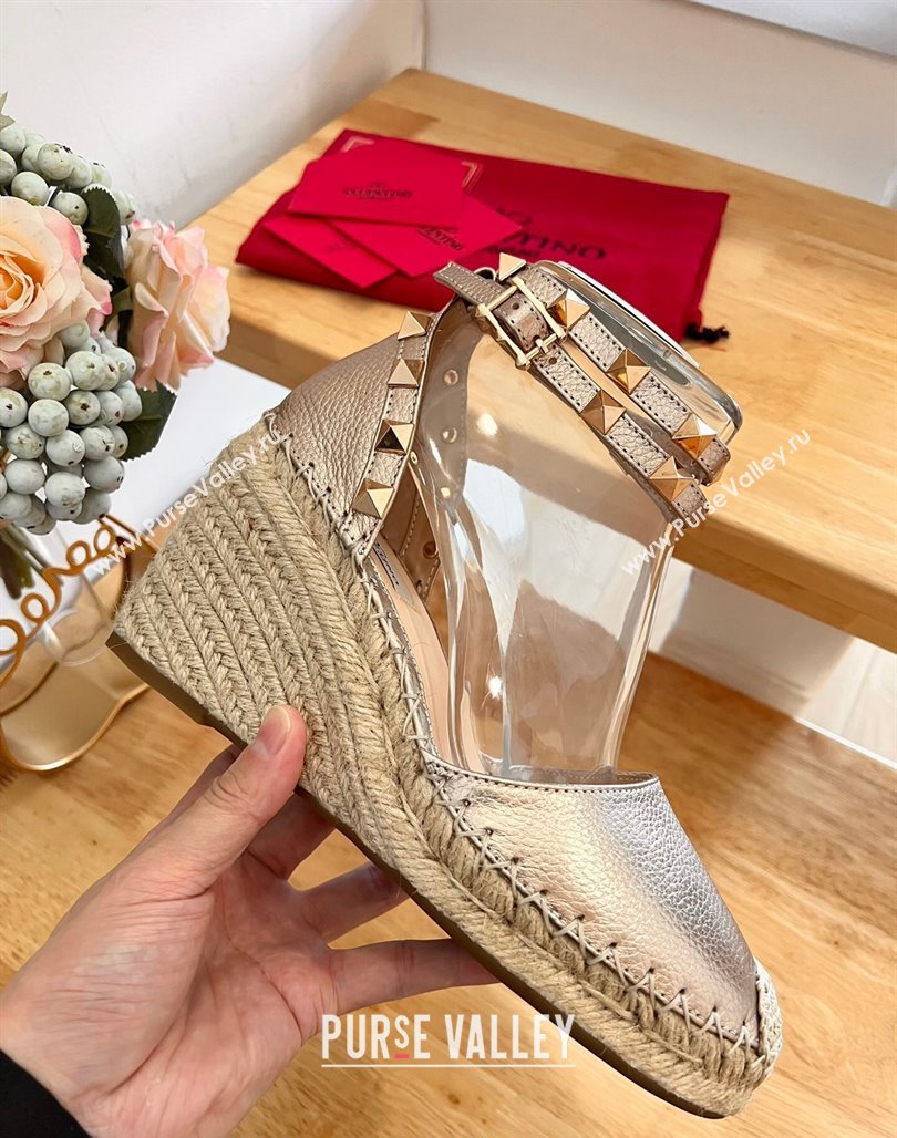 Valentino Metallic Grained Leather Rockstud Wedge Pumps 9.5cm Rose Gold 2024 0125 (HB-240125076)