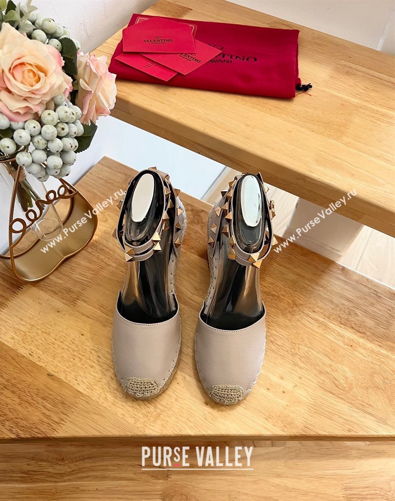 Valentino Grained Leather Rockstud Wedge Pumps 9.5cm Light Grey 2024 0125 (HB-240125078)