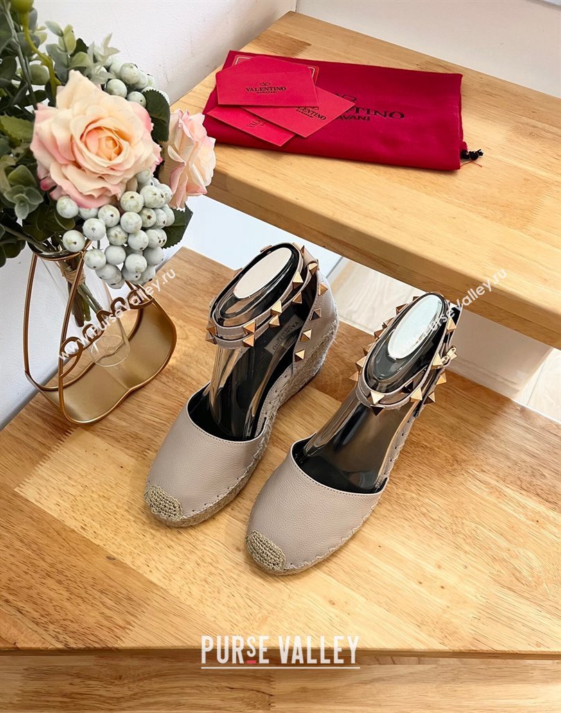 Valentino Grained Leather Rockstud Wedge Pumps 9.5cm Light Grey 2024 0125 (HB-240125078)