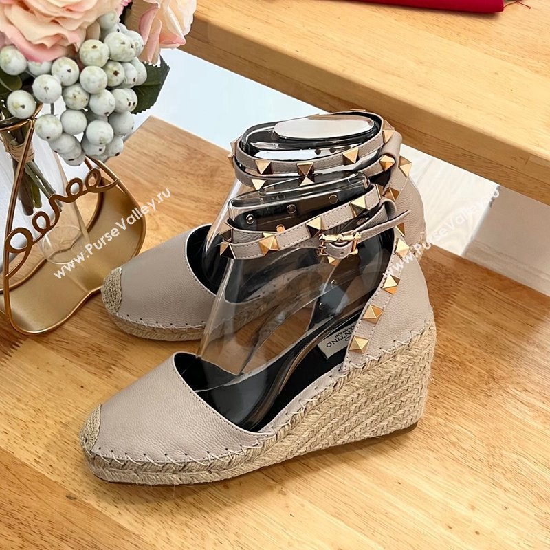 Valentino Grained Leather Rockstud Wedge Pumps 9.5cm Light Grey 2024 0125 (HB-240125078)