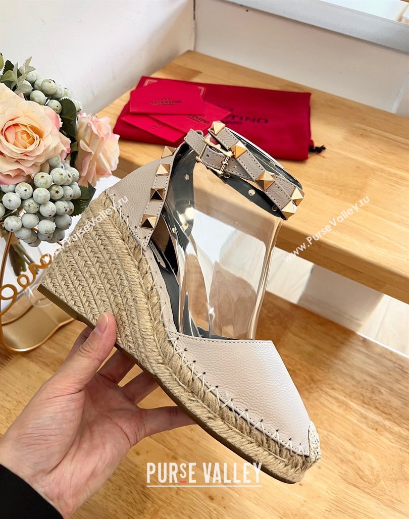 Valentino Grained Leather Rockstud Wedge Pumps 9.5cm Light Grey 2024 0125 (HB-240125078)