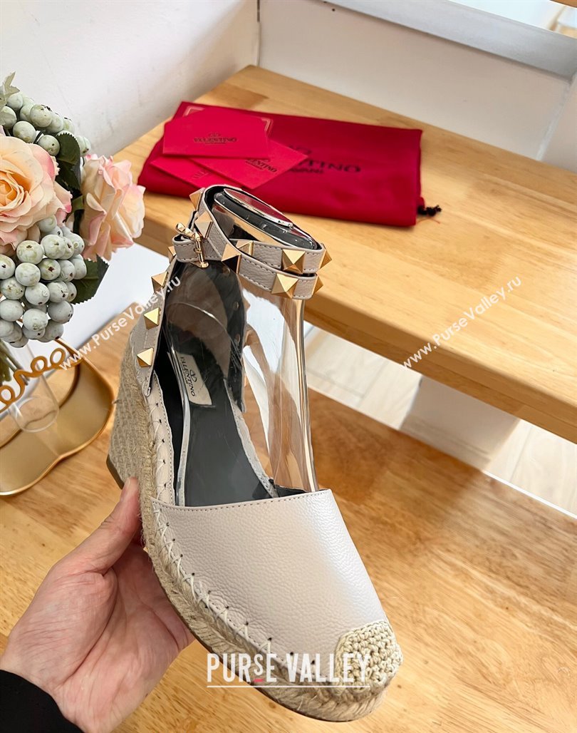 Valentino Grained Leather Rockstud Wedge Pumps 9.5cm Light Grey 2024 0125 (HB-240125078)