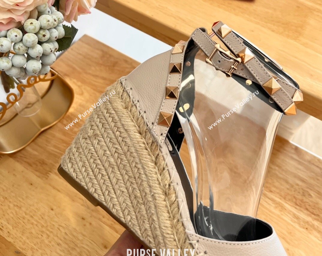 Valentino Grained Leather Rockstud Wedge Pumps 9.5cm Light Grey 2024 0125 (HB-240125078)