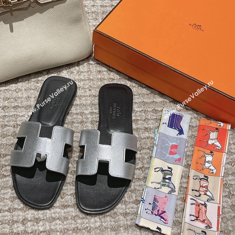 Hermes Classic Oran Flat Slide Sandals in Palm Grained Leather Silver/Black 2024 0123 (MD-240123054)