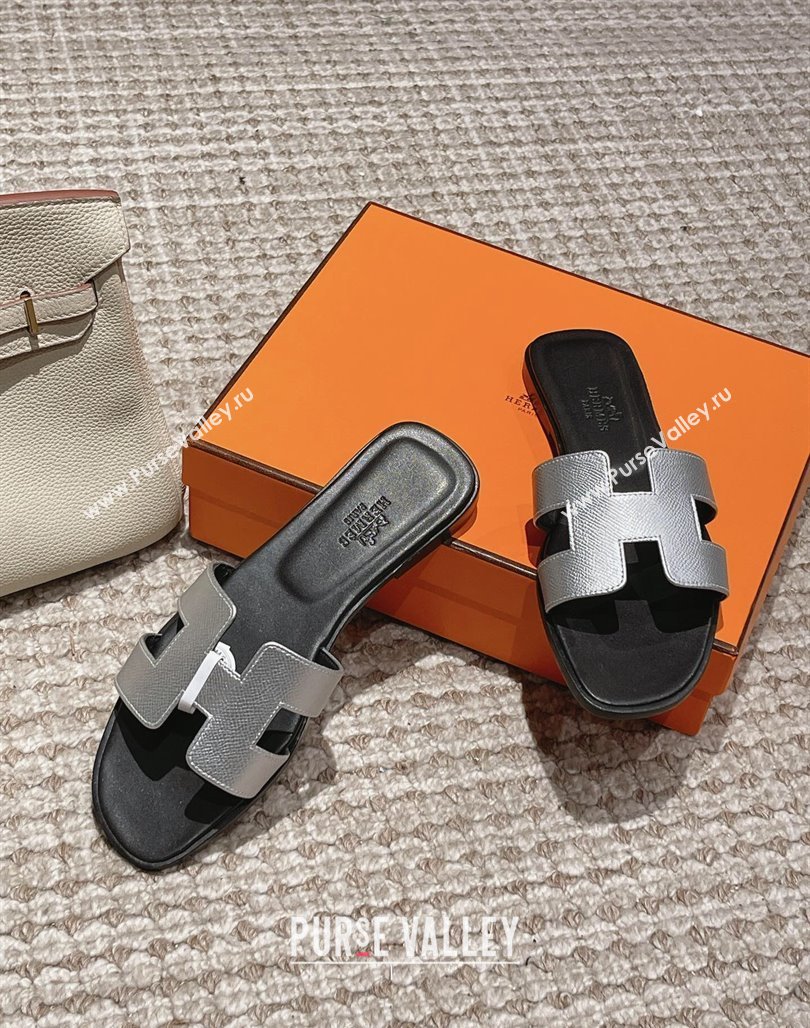 Hermes Classic Oran Flat Slide Sandals in Palm Grained Leather Silver/Black 2024 0123 (MD-240123054)