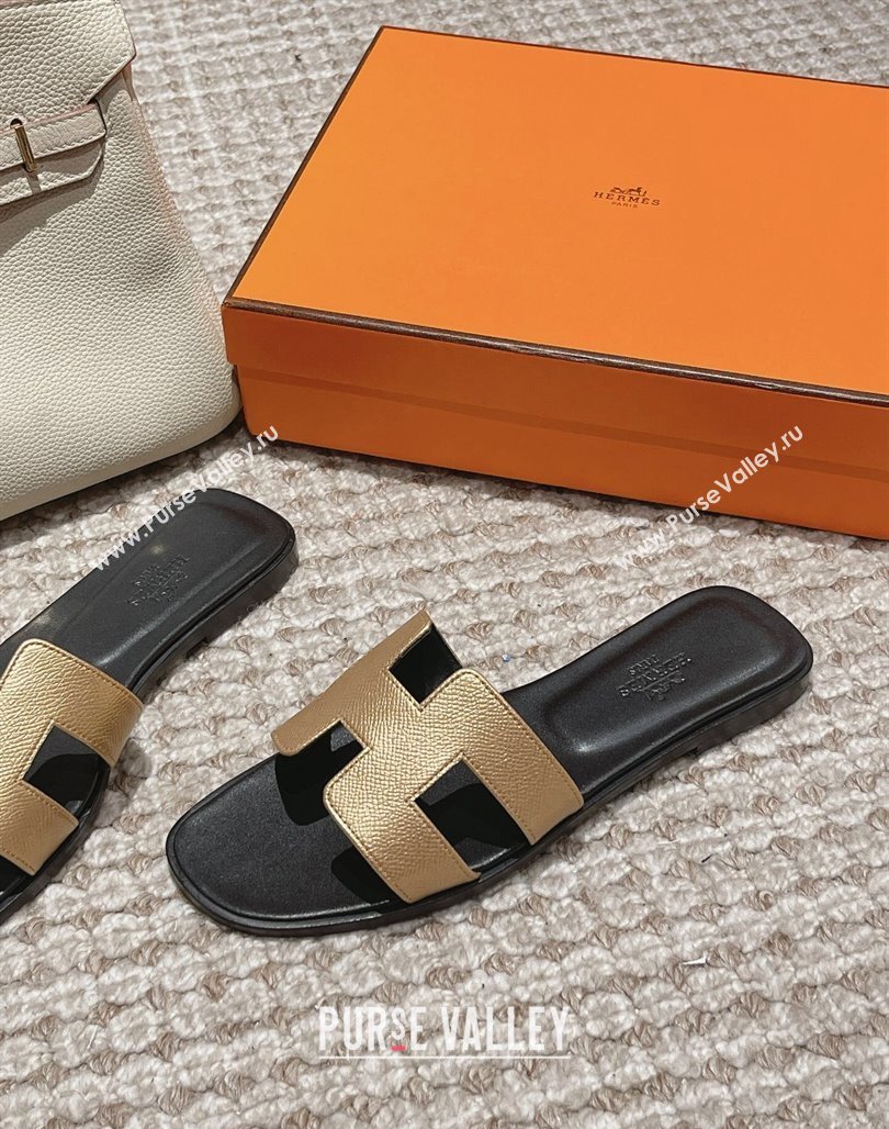 Hermes Classic Oran Flat Slide Sandals in Palm Grained Leather Gold/Black 2024 0123 (MD-240123055)