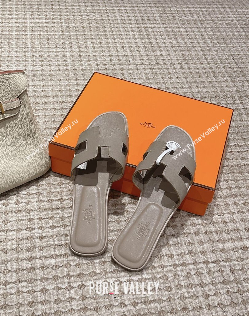 Hermes Classic Oran Flat Slide Sandals in Palm Grained Leather Grey 26 2024 0123 (MD-240123066)