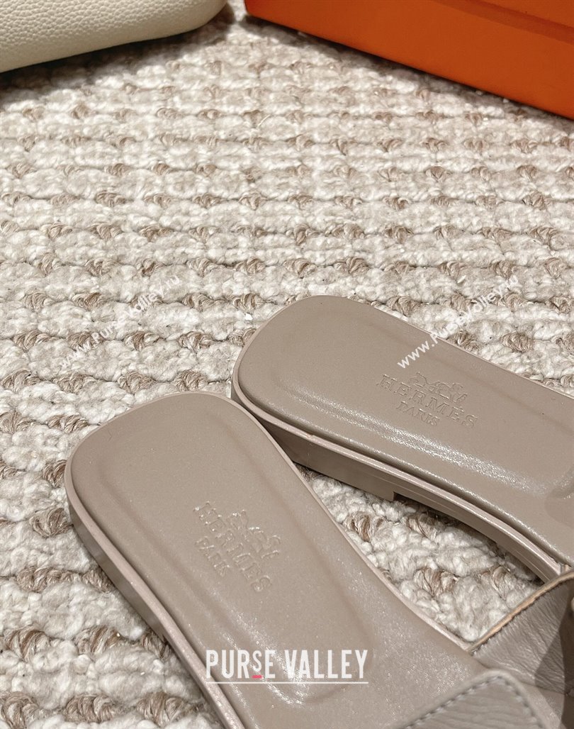 Hermes Classic Oran Flat Slide Sandals in Palm Grained Leather Grey 26 2024 0123 (MD-240123066)