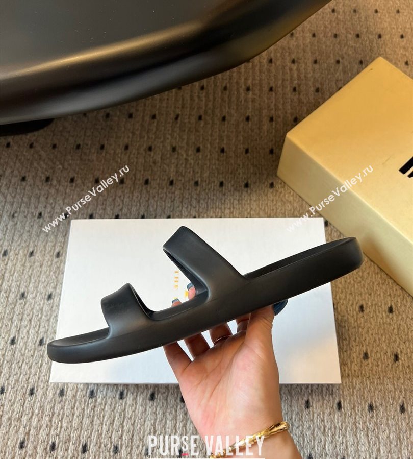 The Row Foam Sandal in Rubber Black 2025 0711 (syt-250711038)