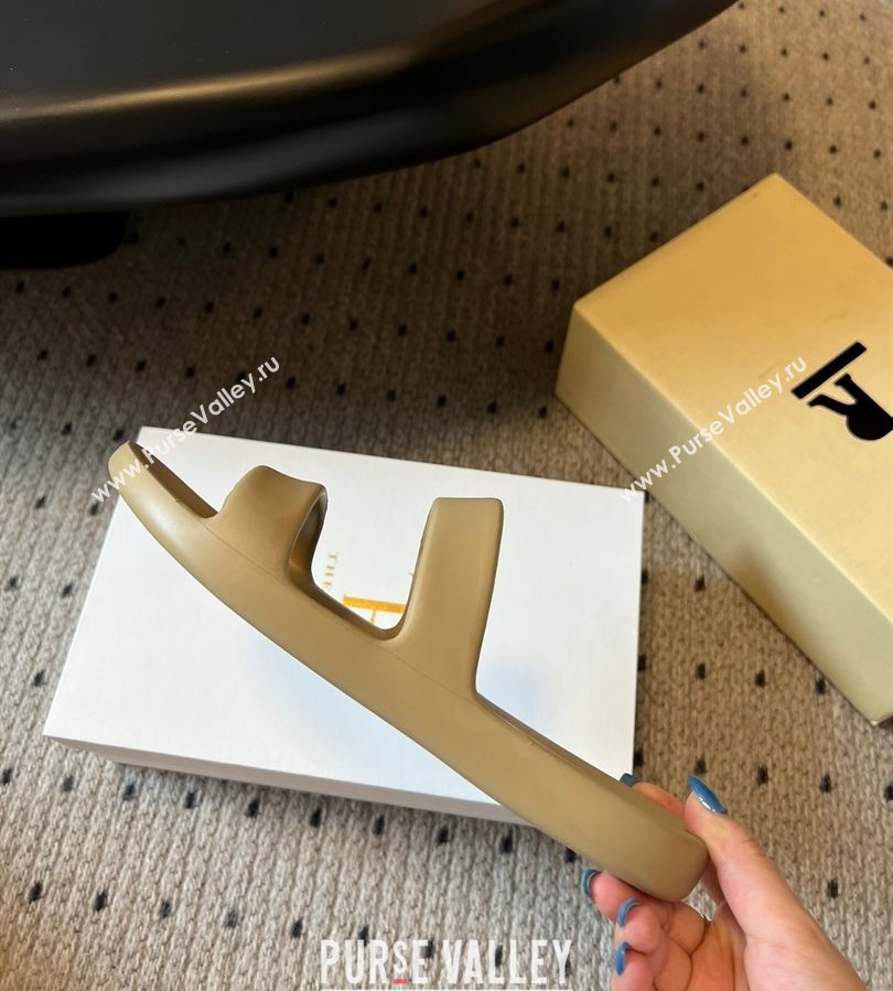 The Row Foam Sandal in Rubber Beige 2025 0711 (syt-250711039)