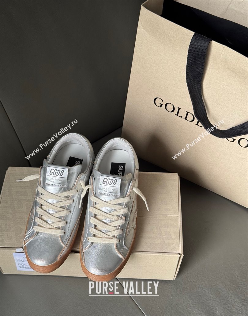 Golden Goose Super-Star Sneakers in silver metallic leather with leather star and heel tab 2025 0429 (MD-250429044)
