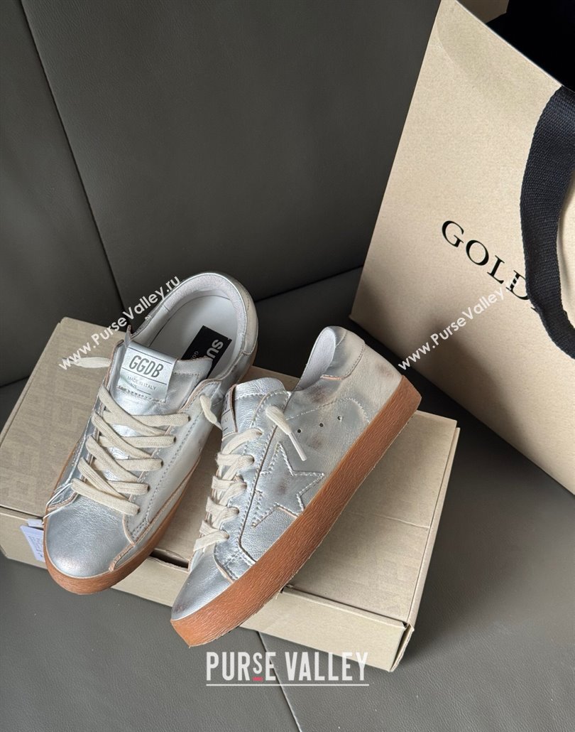 Golden Goose Super-Star Sneakers in silver metallic leather with leather star and heel tab 2025 0429 (MD-250429044)