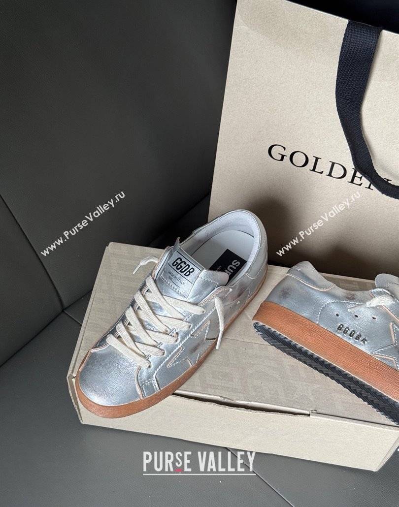 Golden Goose Super-Star Sneakers in silver metallic leather with leather star and heel tab 2025 0429 (MD-250429044)