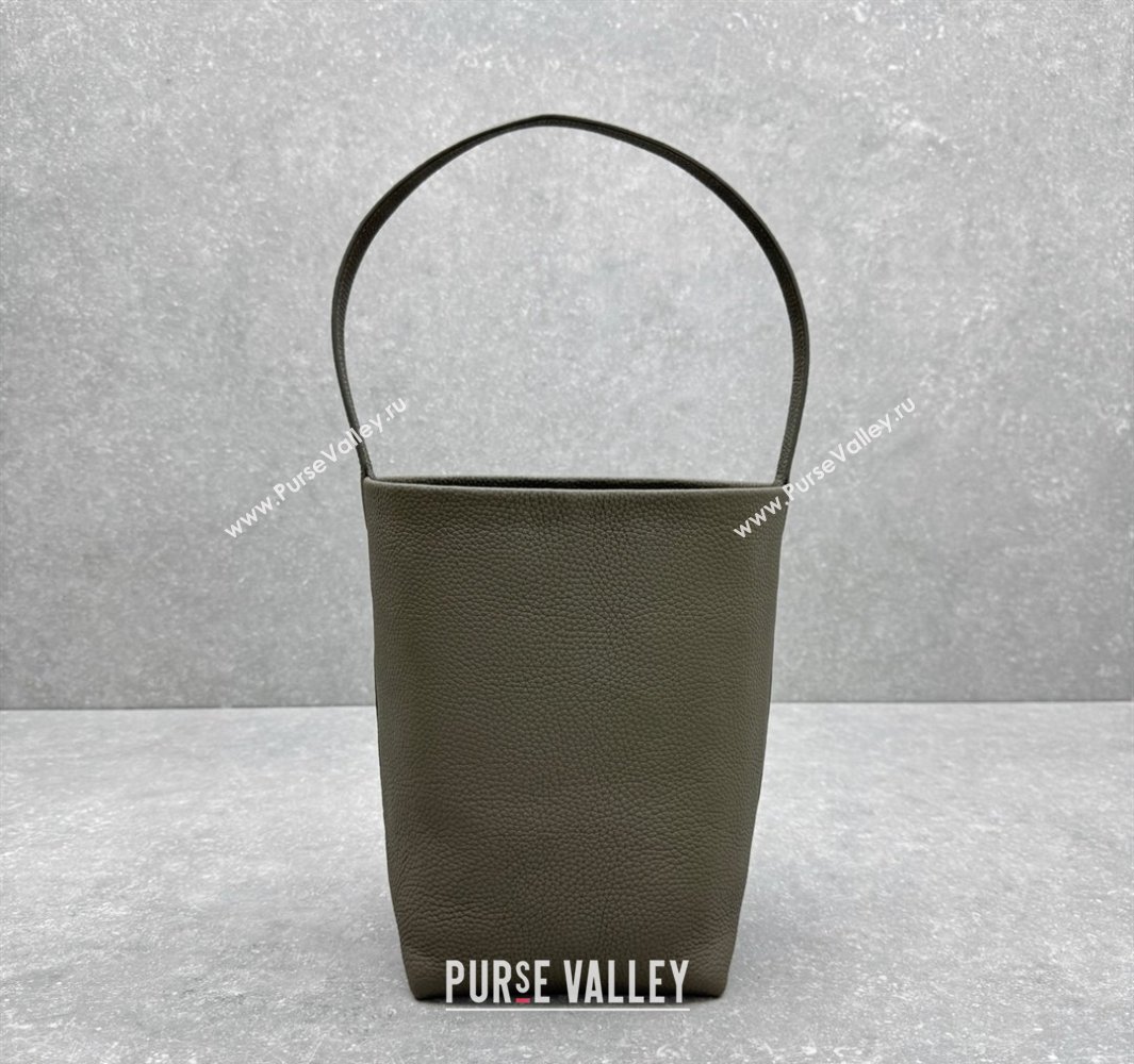 The Row Medium N/S Park Tote Bag in Grained Leather Grey 2025 1822 (ningm-250520105)