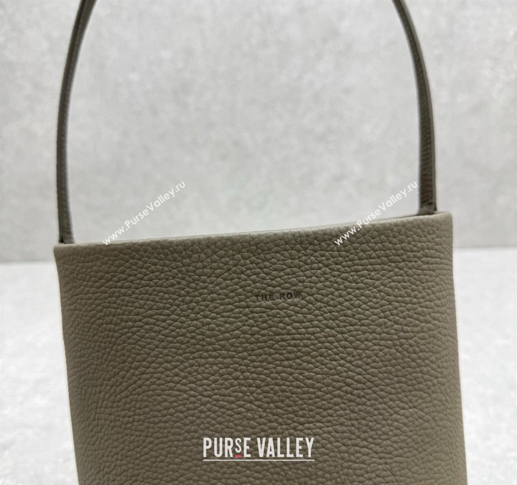 The Row Medium N/S Park Tote Bag in Grained Leather Grey 2025 1822 (ningm-250520105)