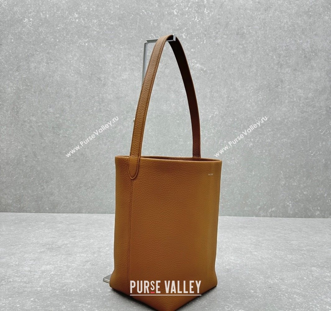 The Row Medium N/S Park Tote Bag in Grained Leather Brown 2025 1822 (ningm-250520107)