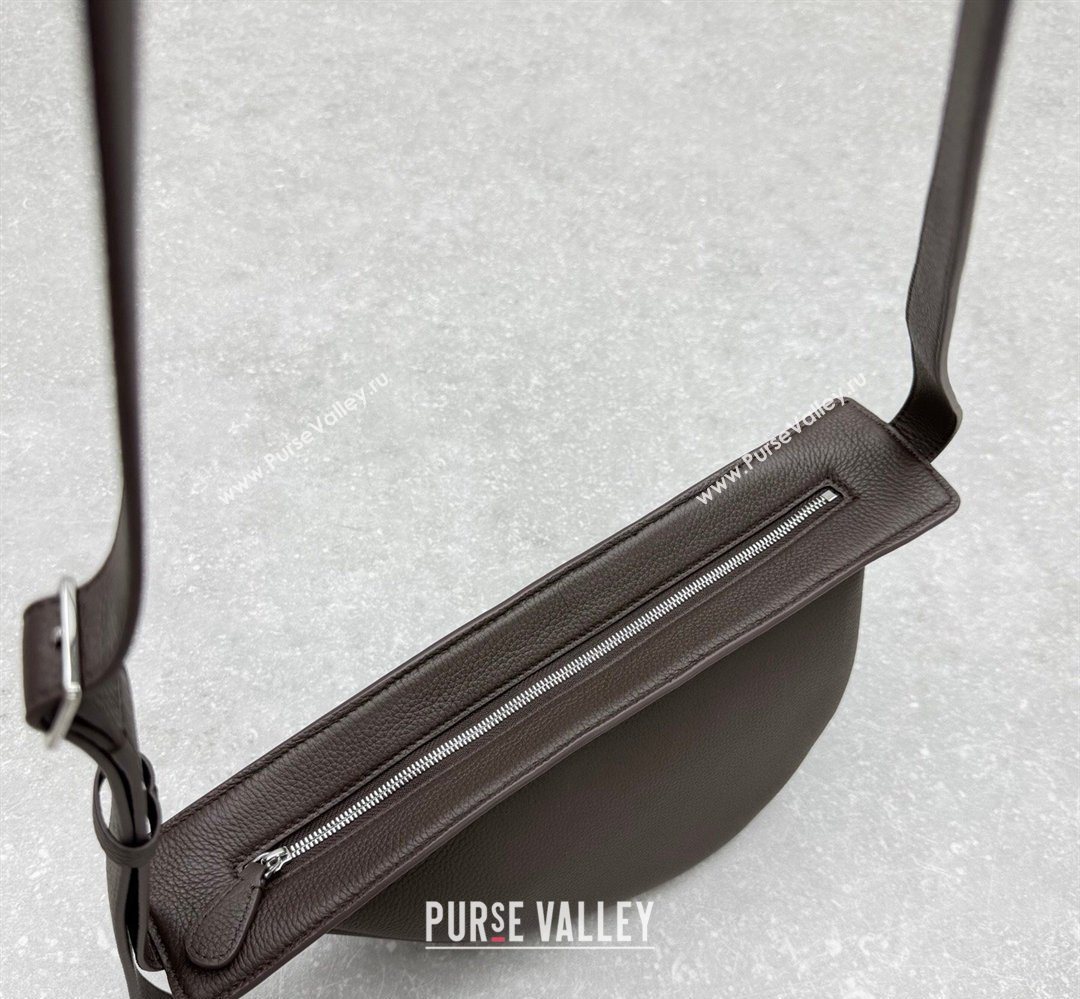 The Row Banana Crossbody Bag in Grained Leather Chocolate 2026 1871 (ningm-260410060)