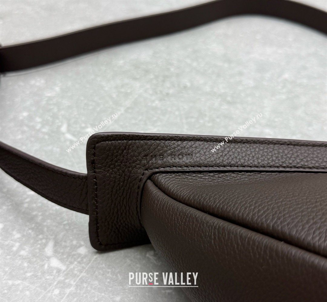The Row Banana Crossbody Bag in Grained Leather Chocolate 2026 1871 (ningm-260410060)