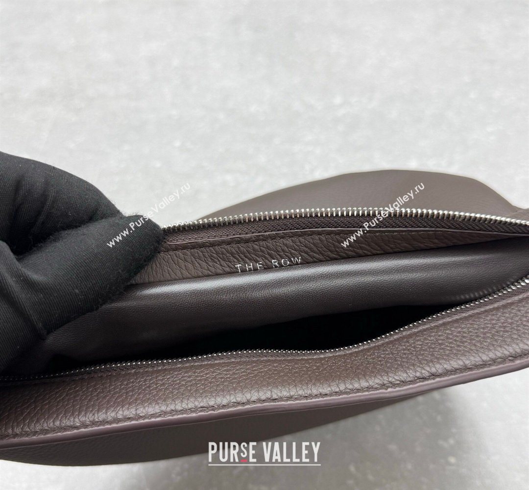 The Row Banana Crossbody Bag in Grained Leather Chocolate 2026 1871 (ningm-260410060)