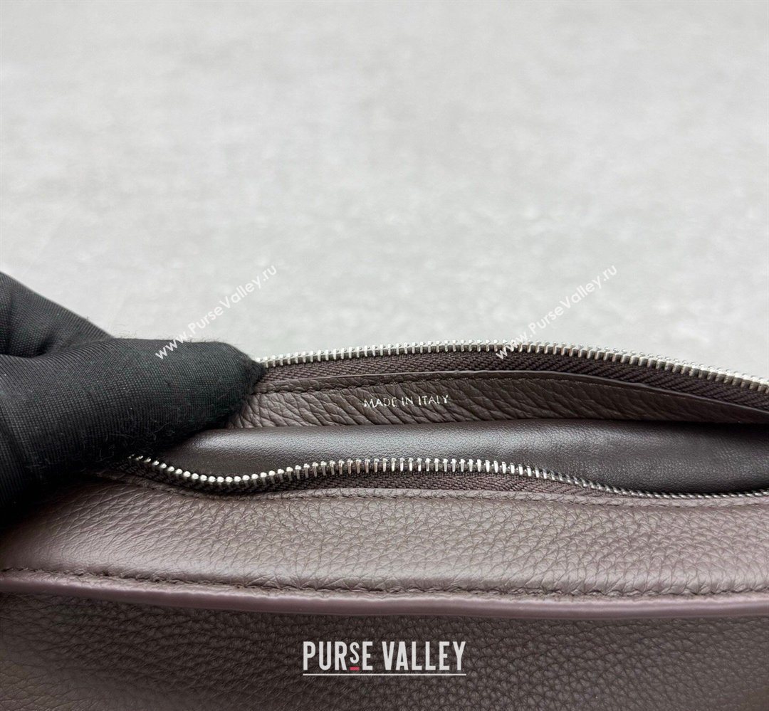 The Row Banana Crossbody Bag in Grained Leather Chocolate 2026 1871 (ningm-260410060)