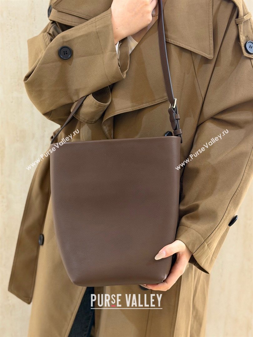 The Row Park Bucket Bag in Masoni Leather Dark Brown 2026 8860 (CL-260410049)