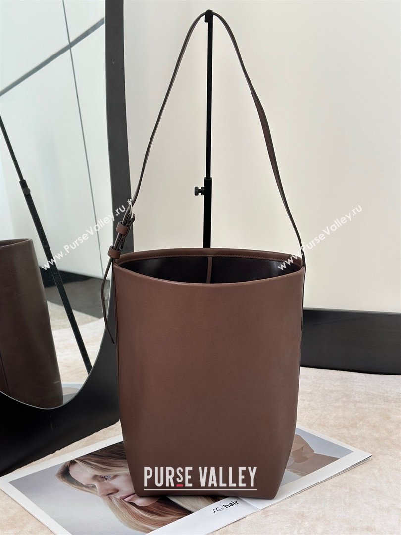 The Row Park Bucket Bag in Masoni Leather Dark Brown 2026 8860 (CL-260410049)