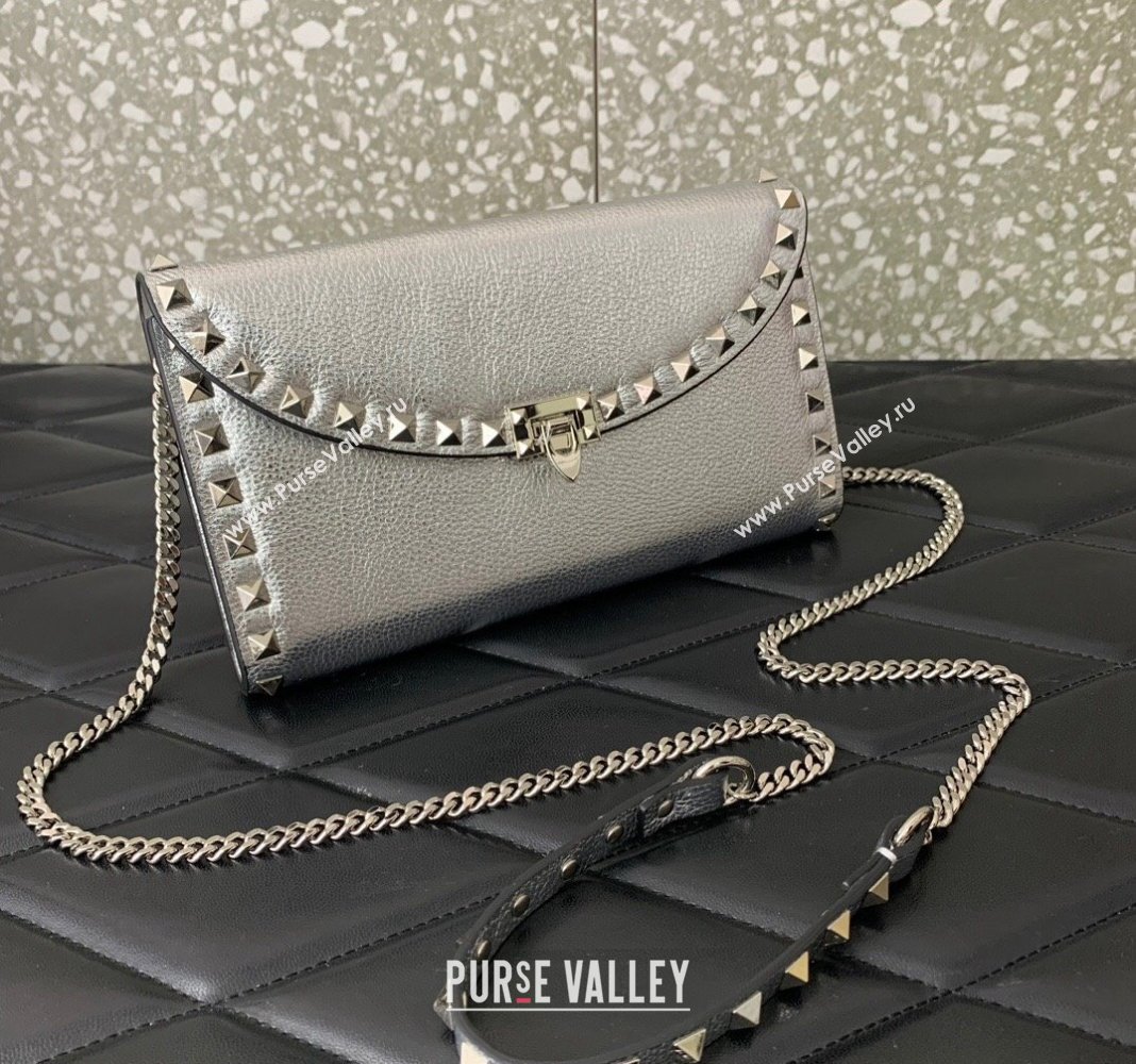 Valentino Rockstud Wallet with Chain in Metallic Grainy Calfskin Silver 2024 059 (LN-240220067)