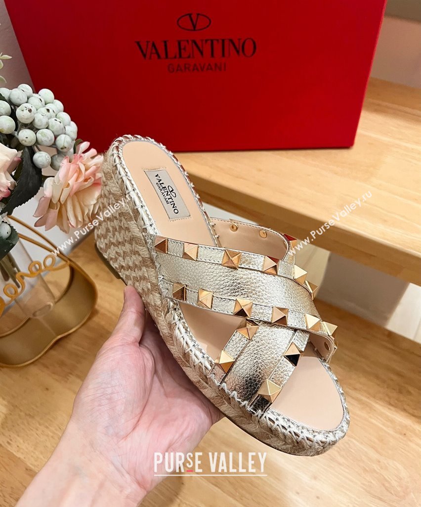 Valentino Rockstud Espadrille Wedge Slides Sandal in Grained Calfskin Gold 2024 0612 (MD-240612095)