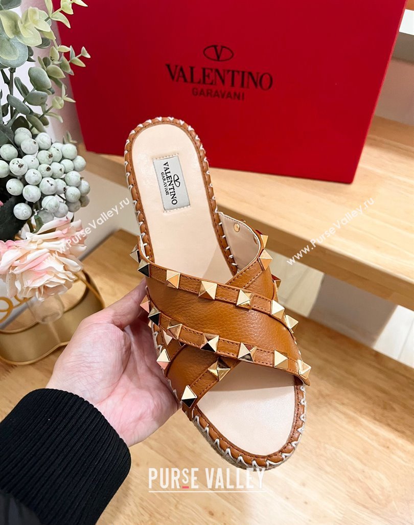 Valentino Rockstud Espadrille Wedge Slides Sandal in Grained Calfskin Brown 2024 0612 (MD-240612097)