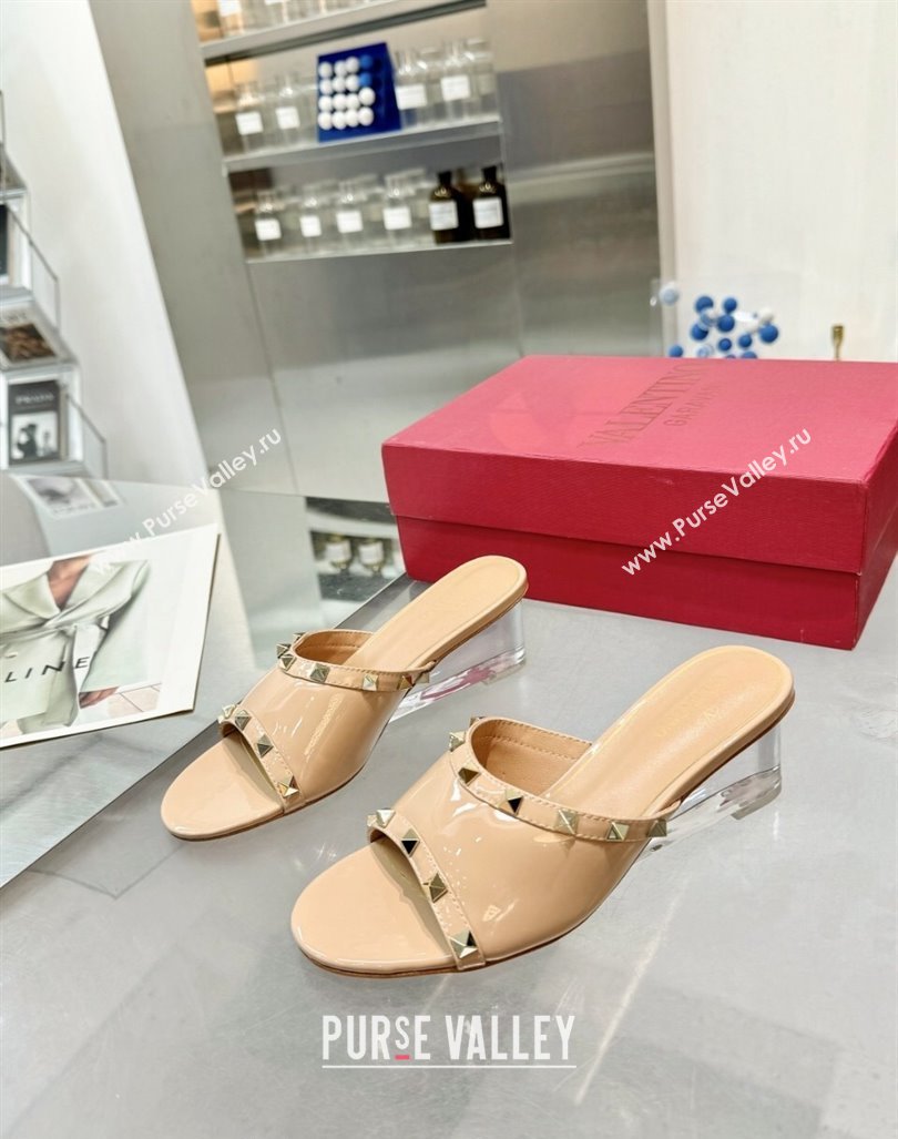 Valentino Rockstud Patent Calfskin Wedge Slides Sandal 5/8.5cm with Clear Heel Beige 2024 VLS090302 (XL-240903085)