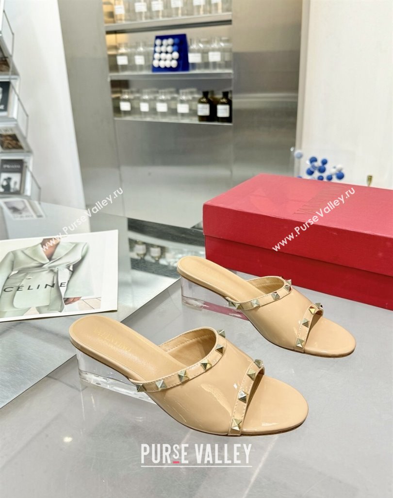 Valentino Rockstud Patent Calfskin Wedge Slides Sandal 5/8.5cm with Clear Heel Beige 2024 VLS090302 (XL-240903085)