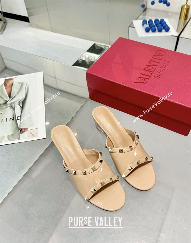 Valentino Rockstud Patent Calfskin Wedge Slides Sandal 5/8.5cm with Clear Heel Beige 2024 VLS090302 (XL-240903085)