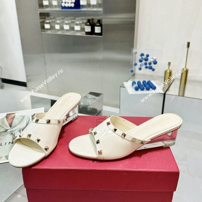 Valentino Rockstud Patent Calfskin Wedge Slides Sandal 5/8.5cm with Clear Heel White 2024 VLS090302 (XL-240903088)