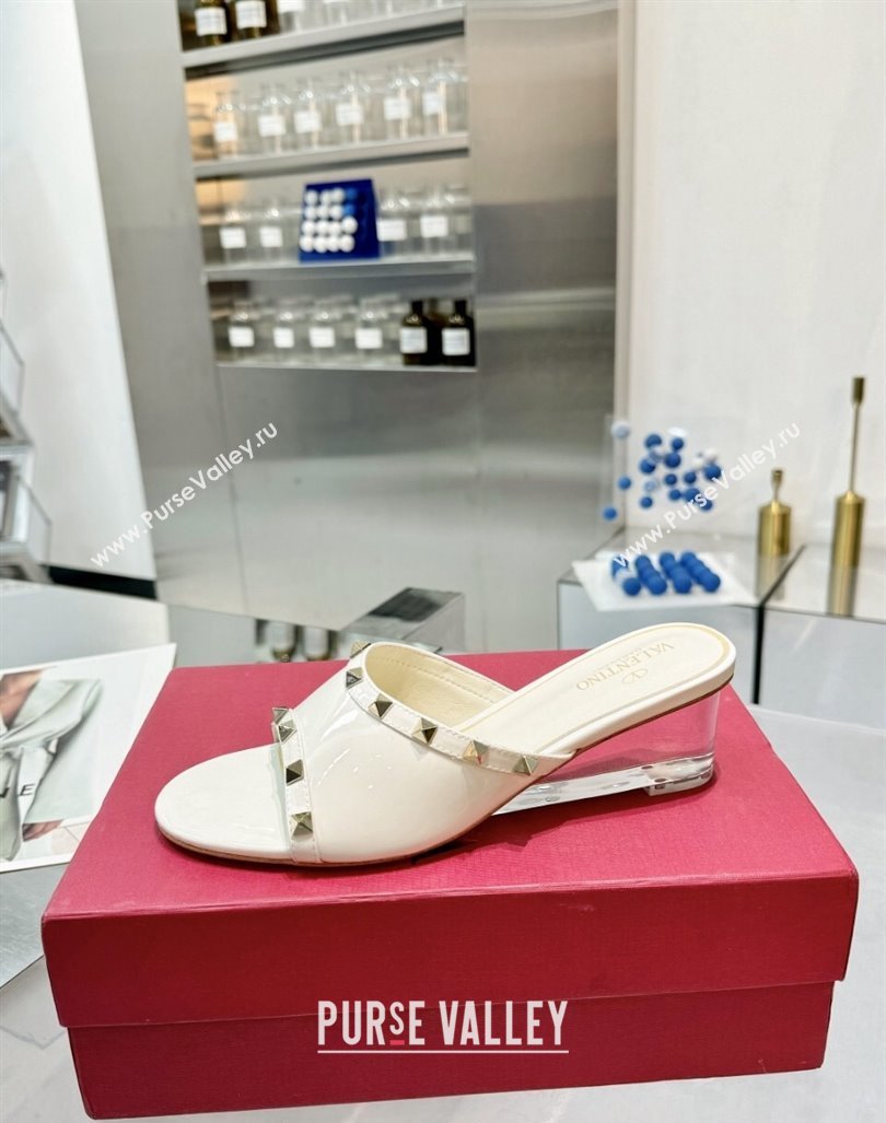 Valentino Rockstud Patent Calfskin Wedge Slides Sandal 5/8.5cm with Clear Heel White 2024 VLS090302 (XL-240903088)