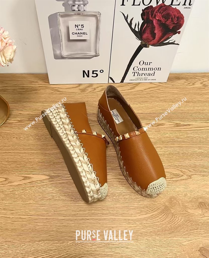 Valentino Rockstud Platform Espadrilles 2cm in Grained Calfskin Brown 2025 0426 (JD-250426096)