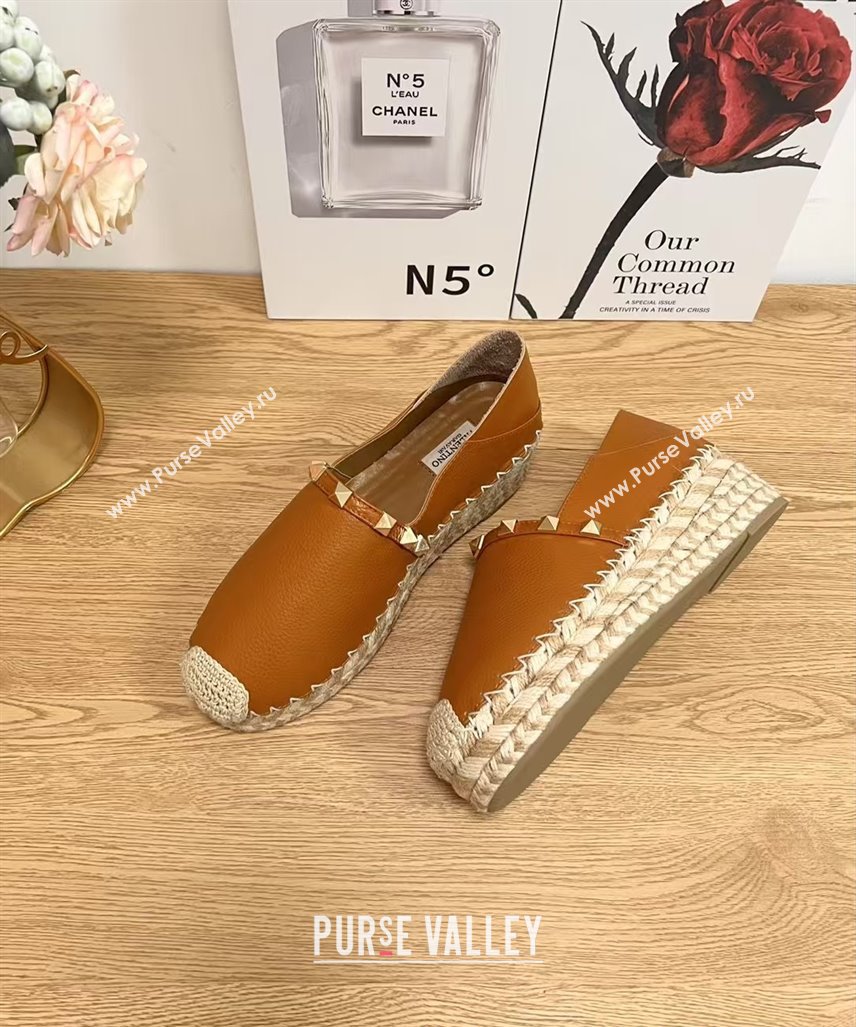 Valentino Rockstud Platform Espadrilles 2cm in Grained Calfskin Brown 2025 0426 (JD-250426096)