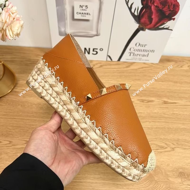 Valentino Rockstud Platform Espadrilles 2cm in Grained Calfskin Brown 2025 0426 (JD-250426096)
