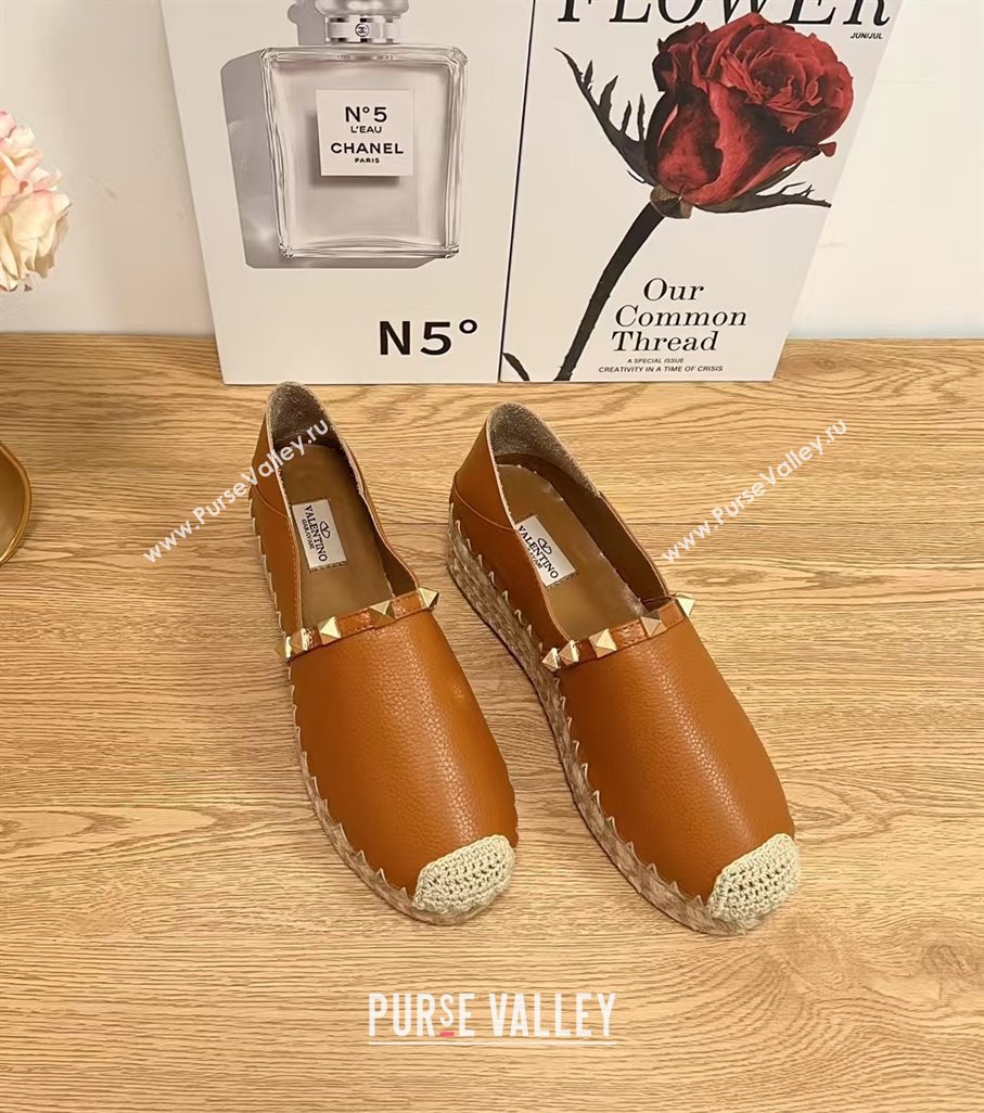 Valentino Rockstud Platform Espadrilles 2cm in Grained Calfskin Brown 2025 0426 (JD-250426096)