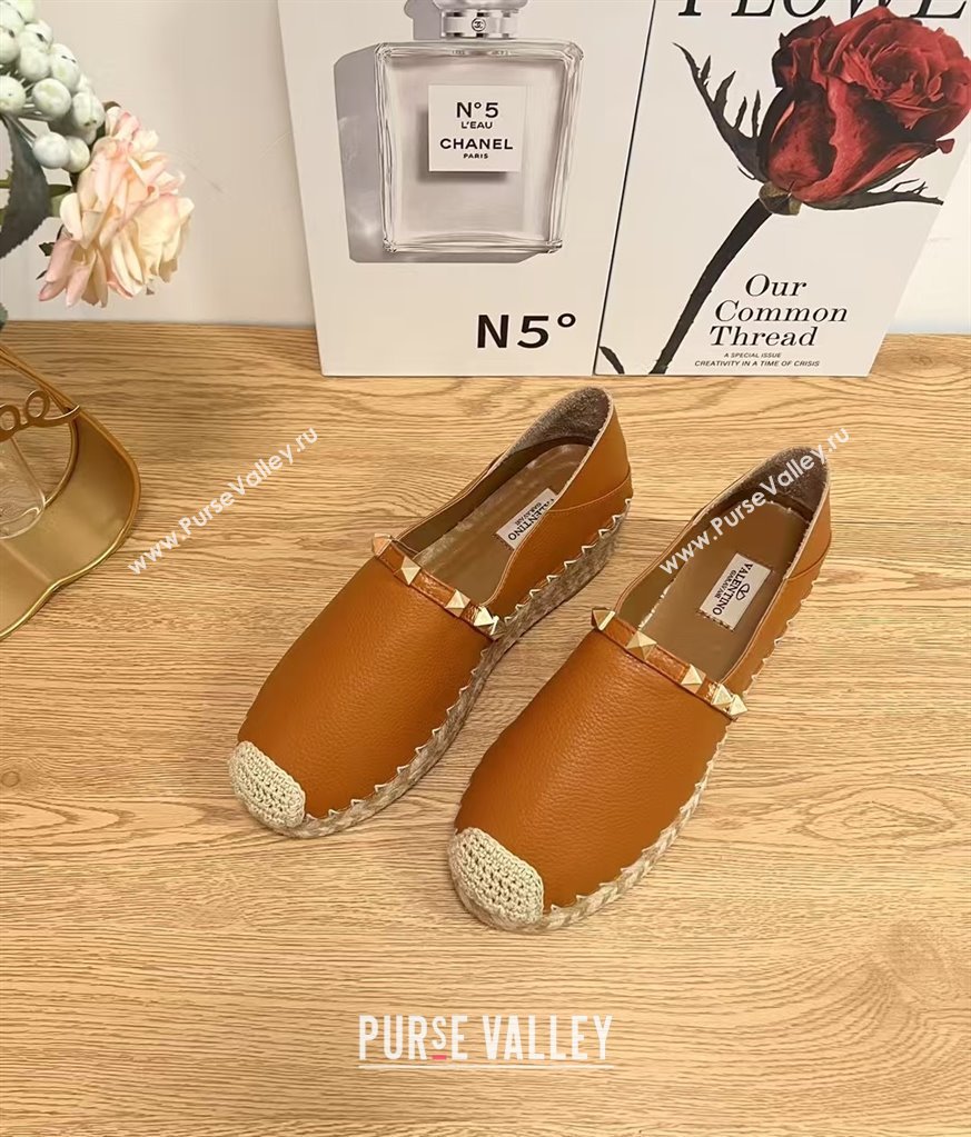 Valentino Rockstud Platform Espadrilles 2cm in Grained Calfskin Brown 2025 0426 (JD-250426096)