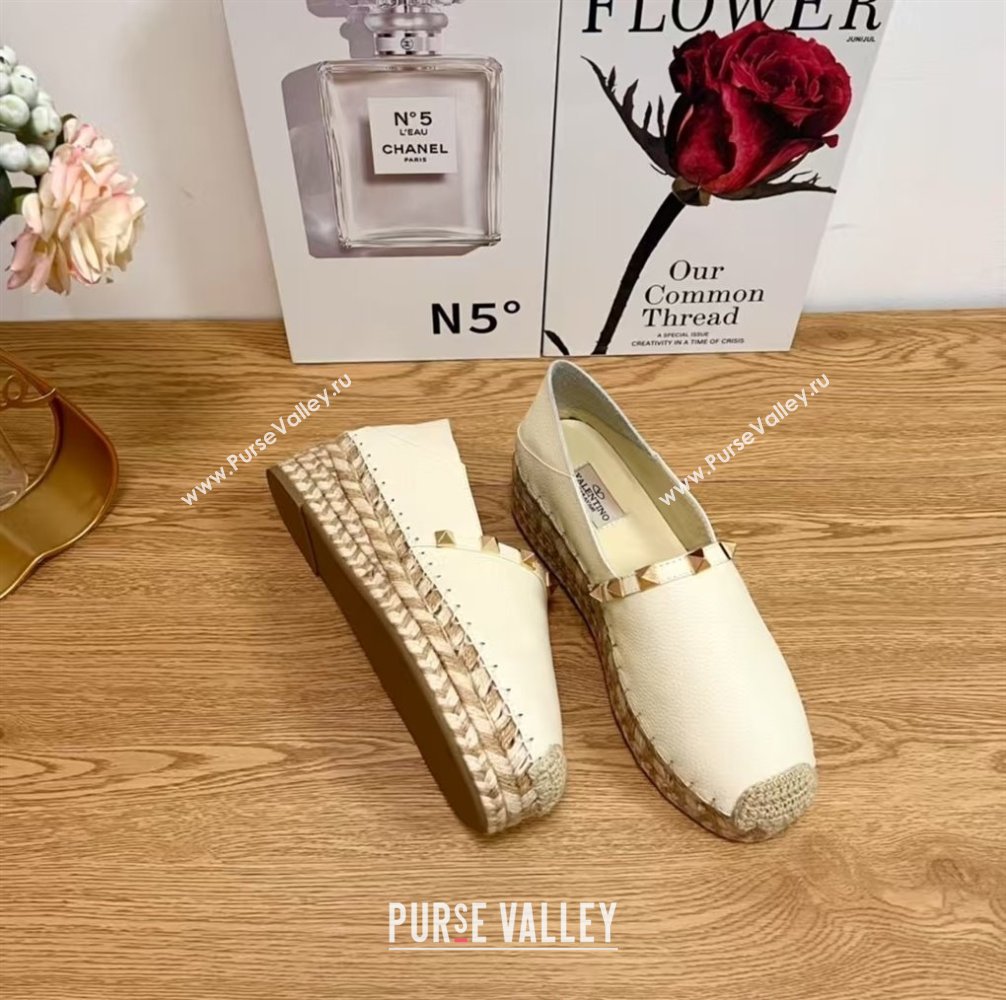 Valentino Rockstud Platform Espadrilles 2cm in Grained Calfskin White 2025 0426 (JD-250426097)