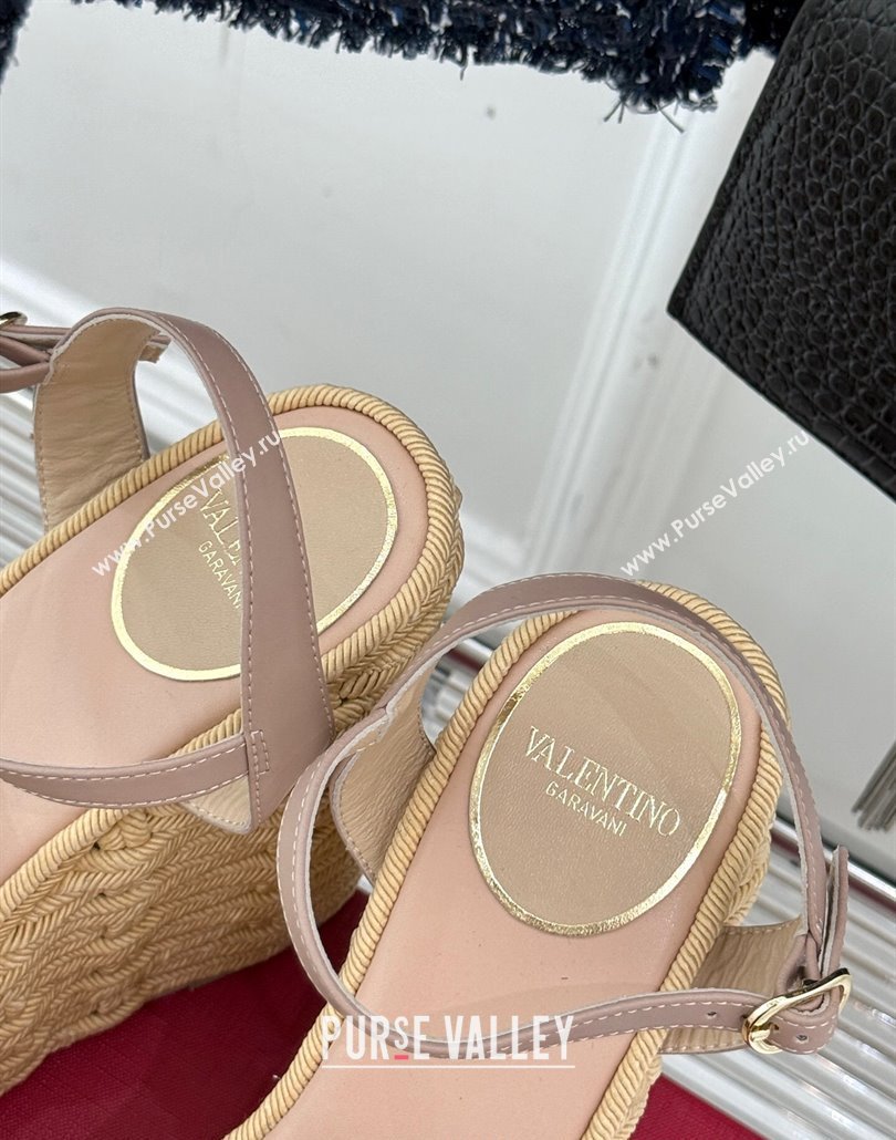 Valentino VLogo Signature Cherryfic Wedge Sandals 12cm in Jacquard Synthetic Raffia and Rope Dusty Pink 2025 (MD-250428017)