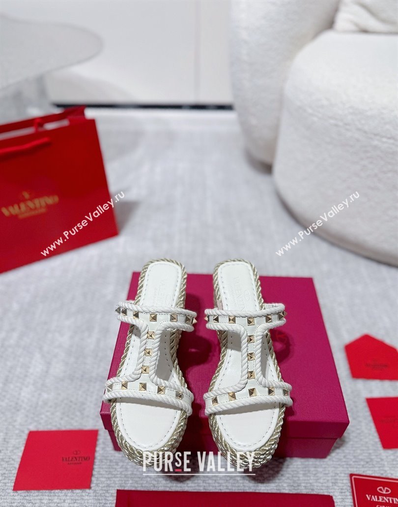 Valentino Rockstud Wedge Slides Sandal 10cm in Nappa Leather and Rope White 2025 VLTN042802 (MD-250428018)