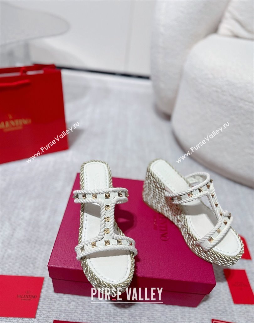 Valentino Rockstud Wedge Slides Sandal 10cm in Nappa Leather and Rope White 2025 VLTN042802 (MD-250428018)