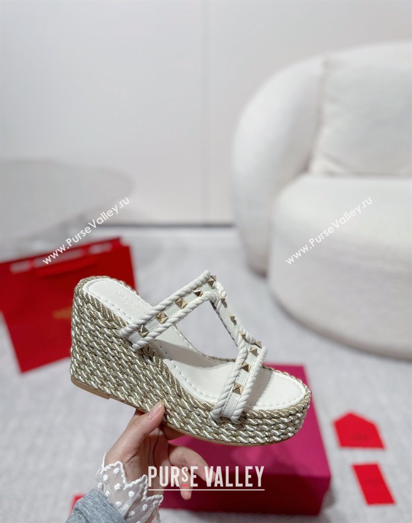 Valentino Rockstud Wedge Slides Sandal 10cm in Nappa Leather and Rope White 2025 VLTN042802 (MD-250428018)