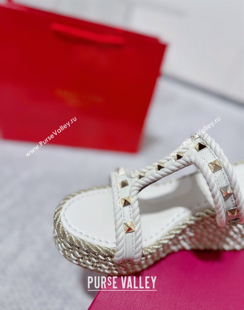 Valentino Rockstud Wedge Slides Sandal 10cm in Nappa Leather and Rope White 2025 VLTN042802 (MD-250428018)